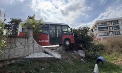 Köpeğe çarpmamak için manevra yapan halk otobüsü duvara çarptı