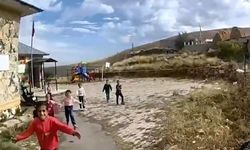Koşarak geldiler, sımsıkı sarıldılar: Jandarmaya sevgi çemberi