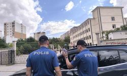Kurtalan'da okullarda güvenlik alarmı: Polis ekipleri okulun önünden geçen araçlarda GBT sorgulaması yapıyor