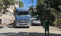 Maltepe'de dar sokakta inşaat çilesi: Mikserler yolu kapattı, sürücüler kornalarla isyan etti