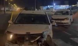 Mardin'de iki otomobil çarpıştı: 3 yaralı