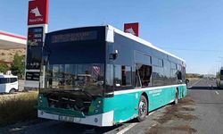 Minibüsün yolcu otobüsüne çarptığı kaza kamerada
