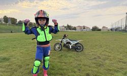 Minik İkra motosiklet ile tepeleri aşıyor, Zayn ile yarışmak istiyor