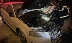 Niğde'de park halindeki otomobil yandı