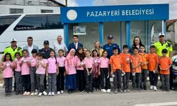 Okul çevresinde bulunan yaya yolunu çocuklar boyadı