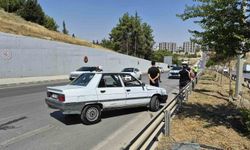 Otomobil bariyerlere çarptı: 2 yaralı