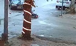 Otomobil ile motosikletin çarpışma anı güvenlik kamerasında