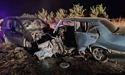 Otomobil ve hafif ticari araç çarpıştı: 1 ölü, 2 yaralı