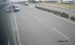 Otomobilin çarptığı elektrikli bisiklet sürücüsü havaya fırladı: O anlar kamerada