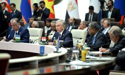 Özbekistan Cumhurbaşkanı Mirziyoyev: 'Bölgesel projelerin birbiriyle rekabet etmediği, tersine birbirini tamamladığı çok kutupluluğu destekliyoruz'
