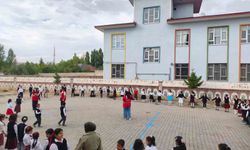 Patnos'ta Kızılay gönüllüleri öğrencilerle bir araya geldi