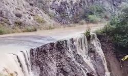 Posof'ta aşırı yağış sonrası sel meydana geldi, yol çöktü