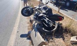 Refüje çarpan motosikletli genç hayatını kaybetti