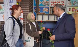 Rektör Akkaya yeni öğrencileri otogarda karşıladı