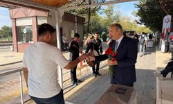 Rektör Prof. Dr. Göktaş öğrencileri çiçeklerle karşıladı