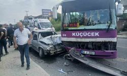Sakarya'da halk otobüsü ile otomobil çarpıştı: 6 yaralı