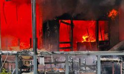 Sakarya'da restoran alevlere teslim oldu, çok sayıda ekip sevk edildi