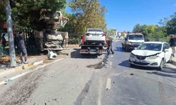 Sancaktepe'de beton pompa aracı karşı şeride geçerek 3 araca çarptı: 5 yaralı