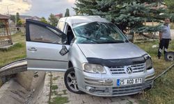 Sarıkamış'ta hafif ticari araç şarampole devrildi: 2 yaralı