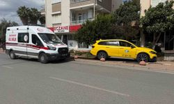 Serik'te taksi ile hafif ticari araç çarpıştı, mahalleli kavşağa önlem alınmasını istedi