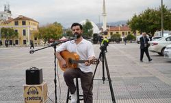 Sokak sanatçısı meydana renk katıyor