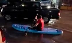 Sokaklar göle dönünce SUP ile gezintiye çıktı