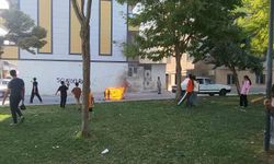 Sokaktaki koltuğu ateşe veren çocuklar sonra söndürmeye çalıştı