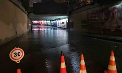 Taksim'de beklenen sağanak bir anda bastırdı: Zincirlikuyu alt geçidini su bastı