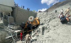 Taş ocağında duvardan devrilen iş makinesindeki işçi öldü