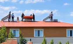 Tercan'da çatıya çıkan kişi ekiplerce ikna edilerek indirildi