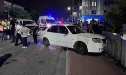 Ticari araçla çarpışan otomobil bina duvarına çarptı