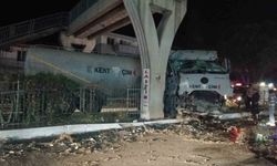 Tır üst geçide çarptı: 1 yaralı