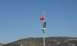 Türk bayrağını düzeltmek için direğe tırmandı