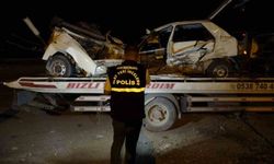 Üç aracın karıştığı kazada ikiye bölünen otomobilin sürücüsü hayatını kaybetti