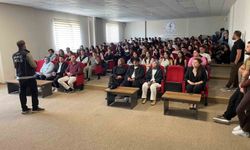 Üniversite öğrencilerine bağımlılıkla mücadele eğitimi verildi