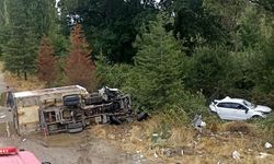 Uşak'ta kamyonet yol kenarından duran otomobile ve dışındaki abi kardeşe çarptı: 3 ağır yaralı