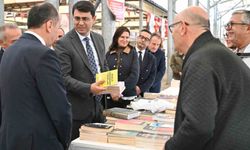 Vali Kartal, Uşak Kitap Fuarı'nı ziyaret etti