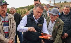 Vali Sözer salça kazanı başına geçti