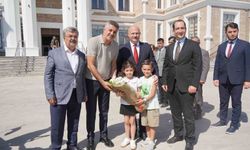 Vali ve milletvekili, çocuklarla 'o piti piti' oynadı