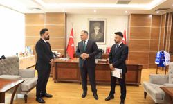 Validen Heimlich manevrasıyla küçük çocuğun hayatını kurtaran polislere başarı belgesi