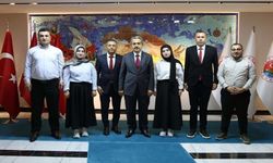 Van Yüzüncü Yıl Tıp Fakültesini kazanan ikiz kardeşler Vali Ekici'yi ziyaret etti