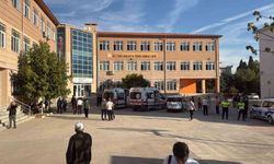 Veliler silah seslerinin yükseldiği okula akın etti