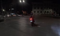 Yanlış yöne giren arkadaşını doğru yola gülerek çağırdı