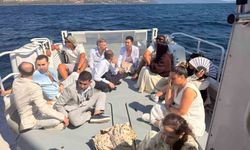 Yelkenli teknede düzensiz göçmenler ve yabancı uyruklu 2 göçmen kaçakçısı yakalandı
