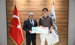 Yeşilyurt Belediyesi'nden YKS derecesi yapan 31 öğrenciye başarı ödülü