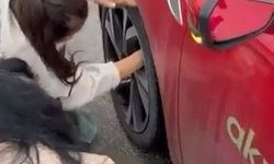 Yola atlayan kedi aracın tekerine sığındı, kurtarma anı kamerada