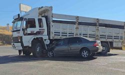 Yozgat'ta kamyonla çarpışan otomobilin sürücüsü yaralandı