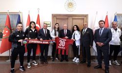 Yüksekova Spor Kadın Futbol Takımı'ndan Bakan Güler'e ziyaret