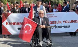 Yürüyüşe tekerlekli sandalyesiyle katılan gazi herkese örnek oldu