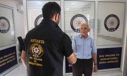 75 yaşındaki adamı seninle evleneceğin diyerek kandıran 30 yaşındaki kadın, altınları alıp baklava bahanesiyle kaçtı